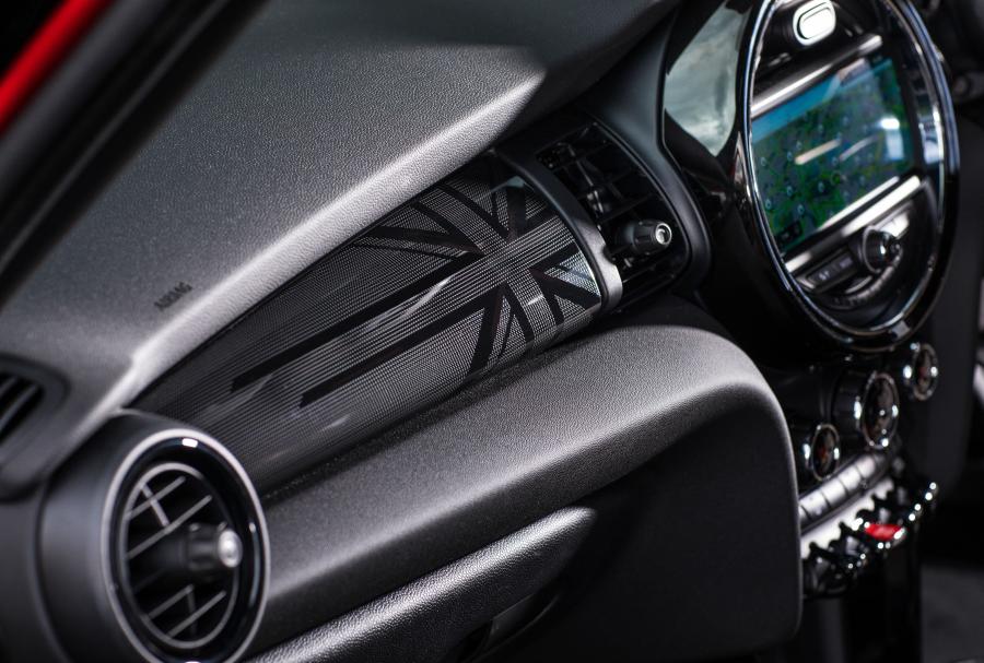 Детали интерьера Mini Cooper 5-Door (F56) 2018 года  (UK) (фото 4 из 23)